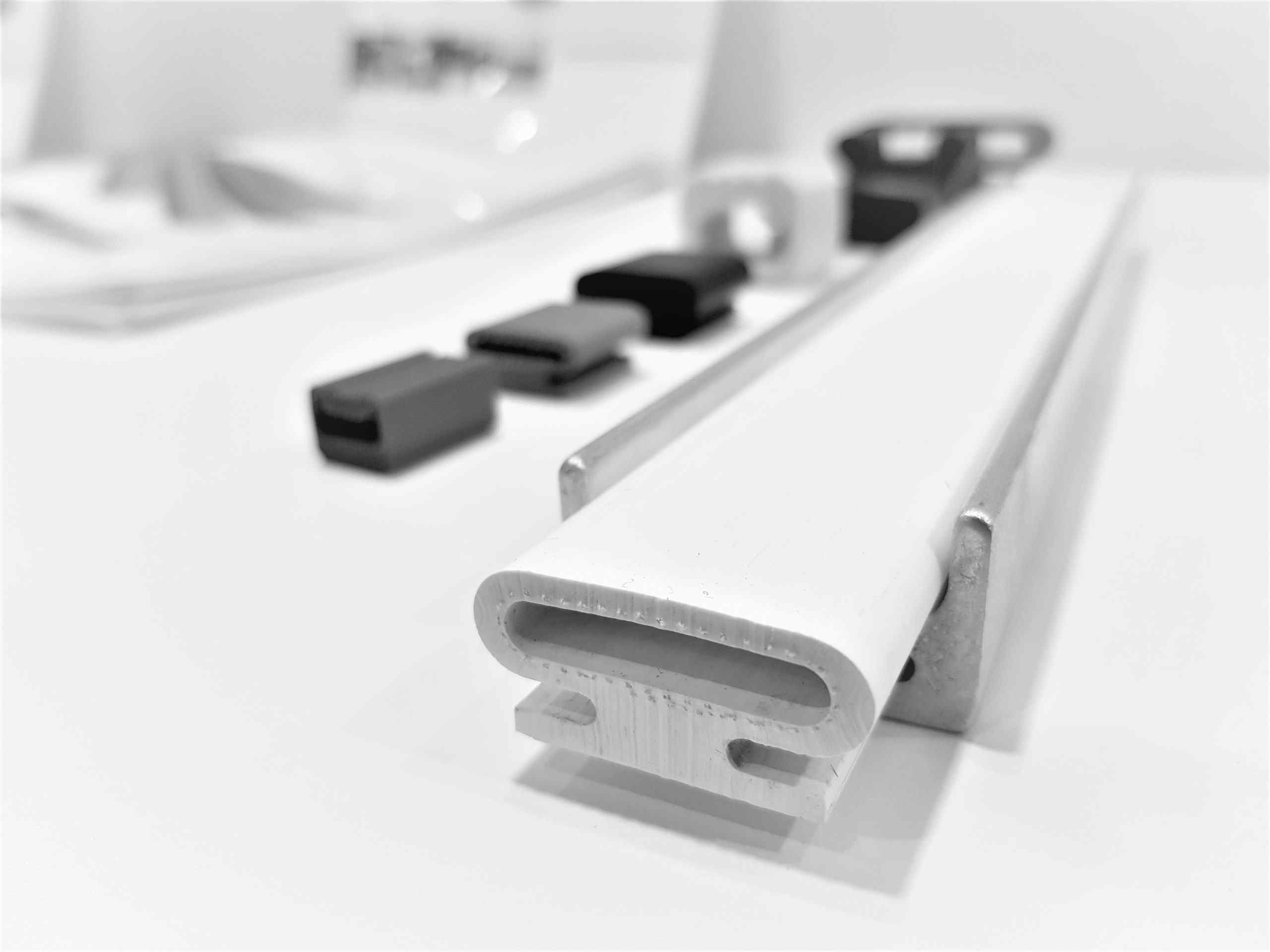 Inflatable seal in groove cross-section
