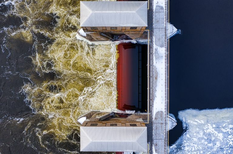 Sluice managing turbulent waters